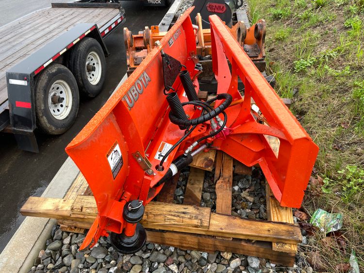KUBOTA B2672 SNOW PLOW